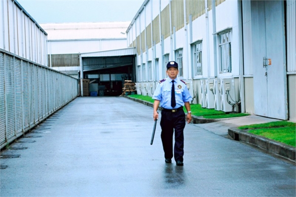 Bảo vệ tuần tra nhà máy - Bảo Vệ Hùng Vương - Công Ty CP Bảo Vệ Hùng Vương